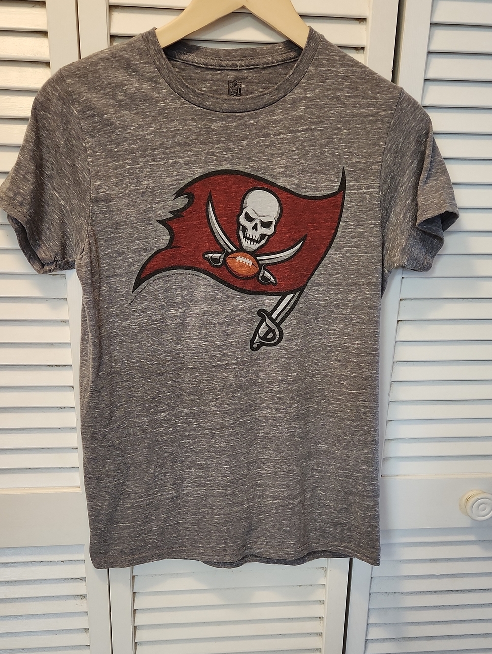 NFL Gray Heather Short-Sleeve Tee with Red Buccaneers Flag Graphic